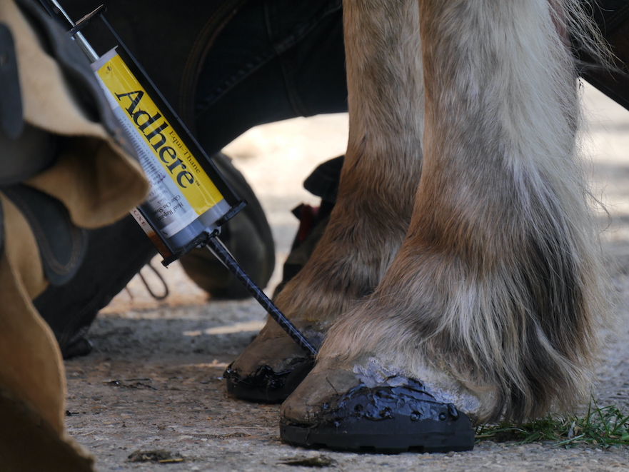 Plakbeslag lijmen met Vettec Adhere